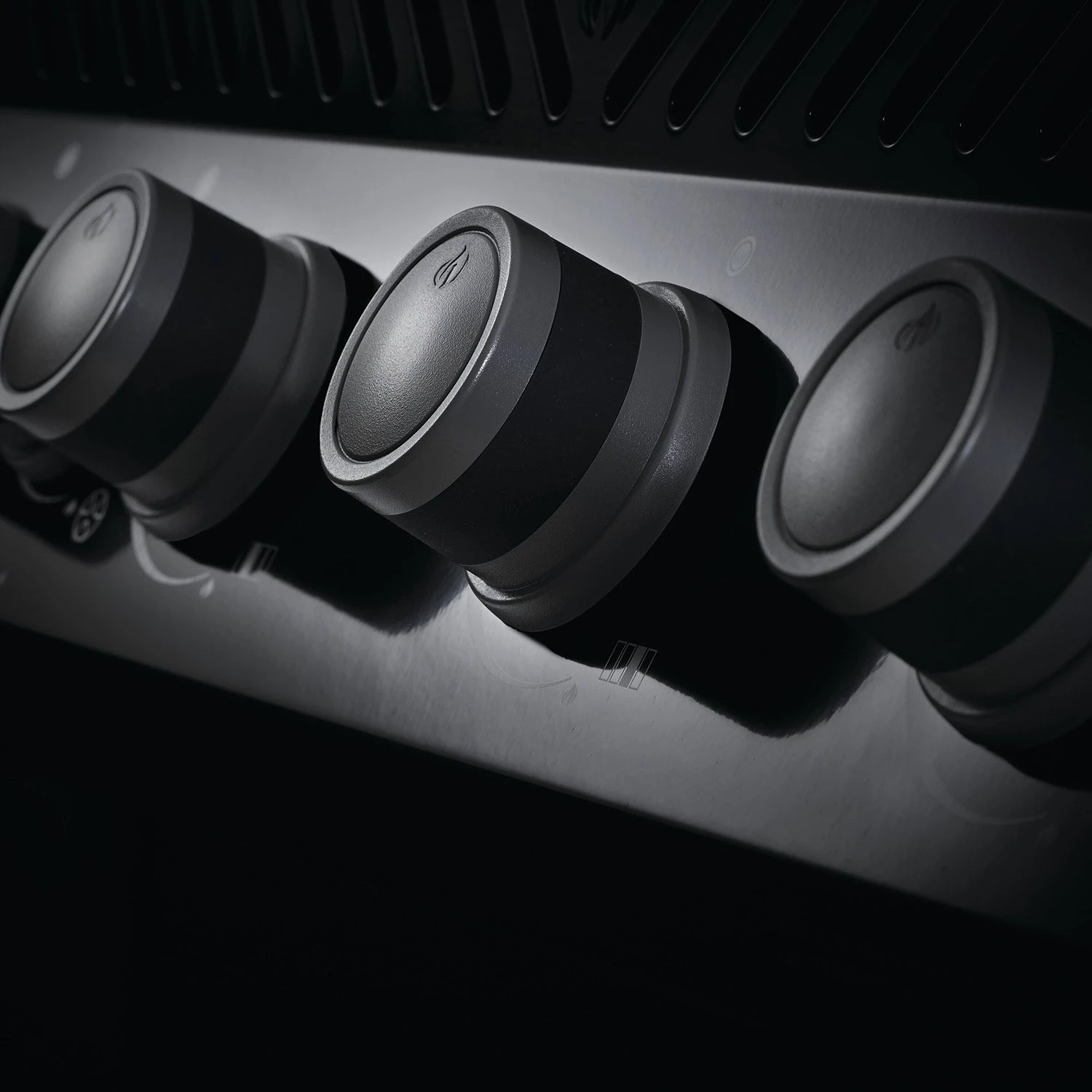 Napoleon RXT425SIBSS Rogue XT 425 Gas Grill On Cart With Infrared Side Burner, 23.75-Inches 6 Napoleon RXT425SIBSS Rogue XT 425 Gas Grill On Cart With Infrared Side Burner, 23.75-Inches - Image 6